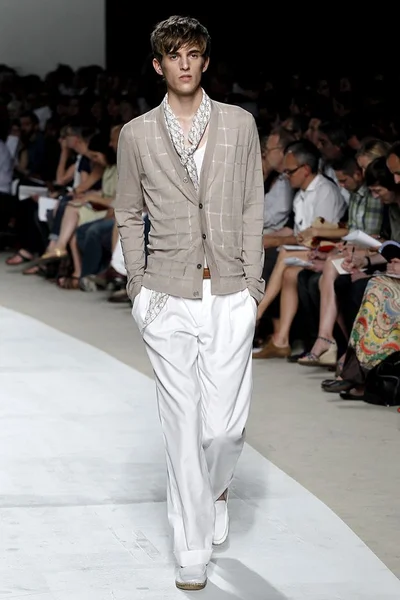 Look 3